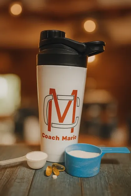 Shaker mit Coach-Mario-Logo neben Supplement-Pulver
